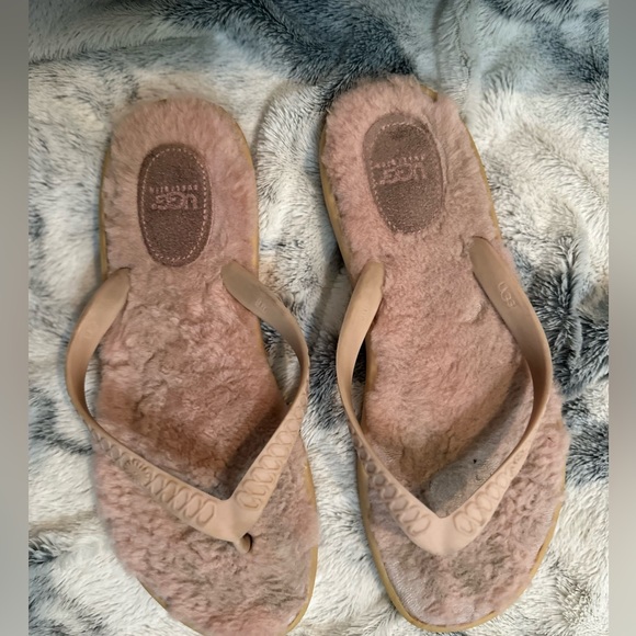 UGG sherpa lined pink flip flops - Picture 2 of 3